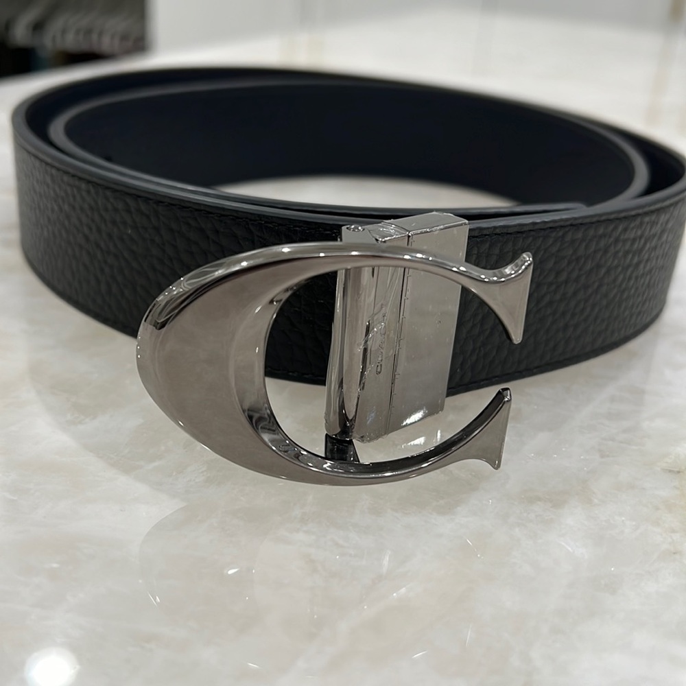 New without tag Coach leather belt with C logo buckle. Reversible belt.